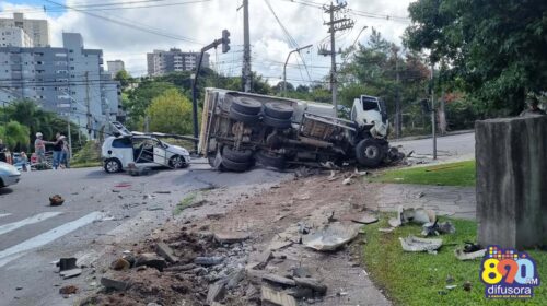 Caminhão desgovernado atinge seis veículos e deixa feridos no bairro Borgo, em Bento