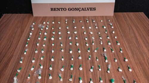 BRIGADA MILITAR APREENDE JOVEM POR TRÁFICO DE DROGAS NO FÁTIMA, EM BENTO GONÇALVES