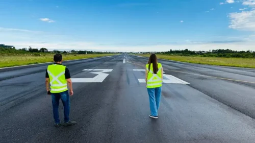 Obras na pista do Aeroporto Hugo Cantergiani, em Caxias, entram na reta final