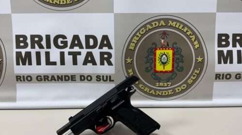 BRIGADA MILITAR PRENDE HOMEM POR PORTE ILEGAL DE ARMA DE FOGO NO BAIRRO PINHEIRINHO, EM GUAPORÉ