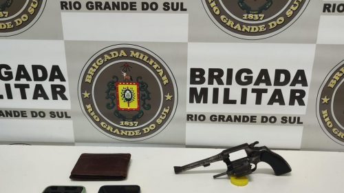 BRIGADA MILITAR PRENDE QUATRO PESSOAS POR PORTE ILEGAL DE ARMA DE FOGO NO BAIRRO INDUSTRIAL, EM FARROUPILHA