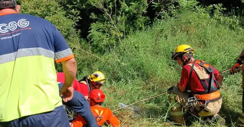 Mulher fica ferida após despencar com veículo de ribanceira na ERS-122, em Flores da Cunha