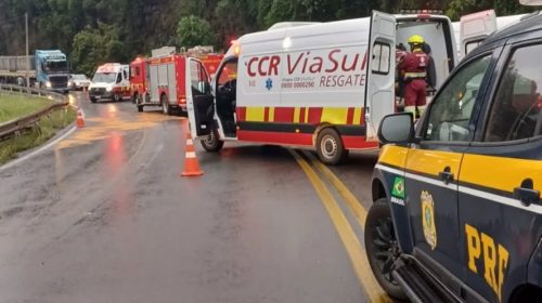 COLISÃO FRONTAL ENTRE CAMINHÃO E  CARRO DEIXA TRÊS FERIDOS NA BR 386, EM POUSO NOVO