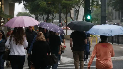 Semana começa com retorno de chuvas intensas e frente fria no Sul