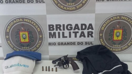 BRIGADA MILITAR PRENDE HOMEM E APREENDE MENOR POR PORTE ILEGAL DE ARMA DE FOGO NO BAIRRO VOLTA GRANDE, EM FARROUPILHA