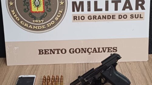 BRIGADA MILITAR PRENDE HOMEM E APREENDE MENOR POR PORTE ILEGAL DE ARMA DE FOGO, ROUBO E RECEPTAÇÃOEM BENTO GONÇALVES E CARLOS BARBOSA