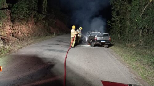 VEÍCULO PEGA FOGO AS MARGENS DA ERS-444, EM SANTA TEREZA