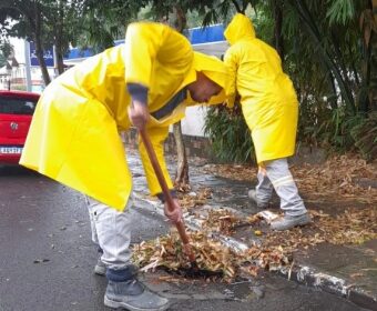 Secretarias realizam trabalho de desobstrução de bocas de lobo após a forte chuva em Bento
