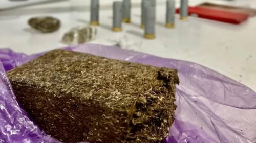DOIS HOMENS SÃO PRESOS POR PORTE ILEGAL DE ARMA DE FOGO DE USO RESTRITO E TRÁFICO DE DROGAS, EM GUAPORÉ