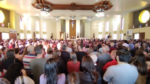 Com Igreja Matriz de Faria Lemos lotada, Missa celebra 1º ano de falecimento das vítimas das enchentes em Bento