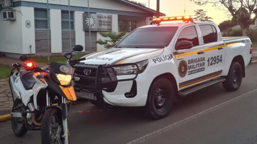 BRIGADA MILITAR APREENDE MOTOCICLETA COM CARACTERÍSTICAS ADULTERADAS, EM GUAPORÉ