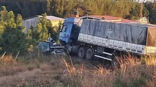 Homem morre após colisão e ao ter carro arrastado por carreta em São José do Norte
