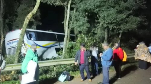 HOMEM MORRE EM UMA COLISÃO FRONTAL ENTRE CARRO E ÔNIBUS NA ERS-569, EM NOVO BARREIRO