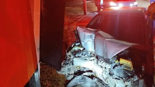 HOMEM FICA FERIDO APÓS VEÍCULO ATINGIR PILASTRA DE VIADUTO NA BR 470 NO JARDIM GLÓRIA, EM BENTO GONÇALVES