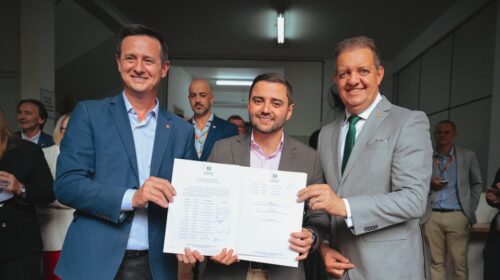 Gabriel Souza e secretário assinam convênios com 17 cidades para recuperação de estradas