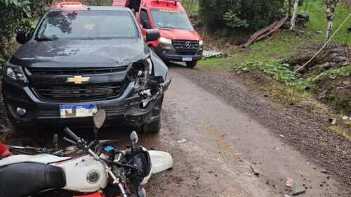 MOTOCICLISTA FICA FERIDO APÓS COLISÃO FRONTAL COM CAMINHONETE NO VALE AURORA, INTERIOR DE BENTO GONÇALVES