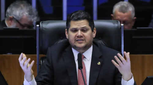 Alcolumbre lê requerimento que cria CPMI sobre fraudes no INSS