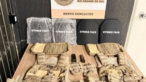 BRIGADA MILITAR APREENDE COLETES BALÍSTICOS E CARREGADORES DE PISTOLA NO MUNICIPAL, EM BENTO GONÇALVES