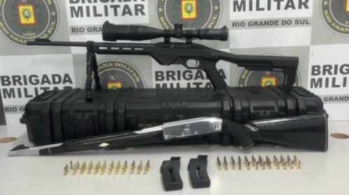 BRIGADA MILITAR PRENDE HOMEM COM DOIS RIFLES E MUNIÇÕES NO ANA RECH, EM CAXIAS DO SUL