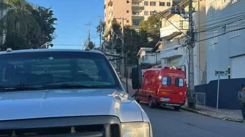 HOMEM FICA FERIDO EM ACIDENTE ENTRE CARRO E MOTOCICLETA NO BAIRRO PROGRESSO, EM BENTO GONÇALVES