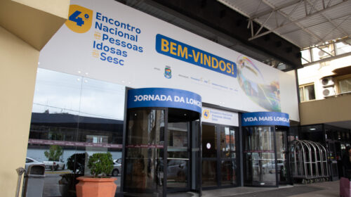 Pessoas idosas de dezenas de municípios gaúchos e do Paraná se reúnem em Bento Gonçalves para promover e debater a longevidade