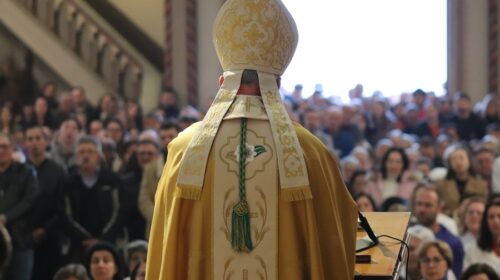 Dom José Gislon celebra Missa solene de Corpus Christi na Catedral de Caxias recordando a presença real de Cristo na Eucaristia
