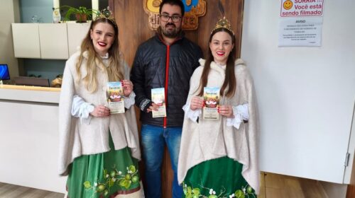 Soberanas da 25ª Fenakiwi visitam a Rádio Difusora e reforçam convite para a festa em Farroupilha