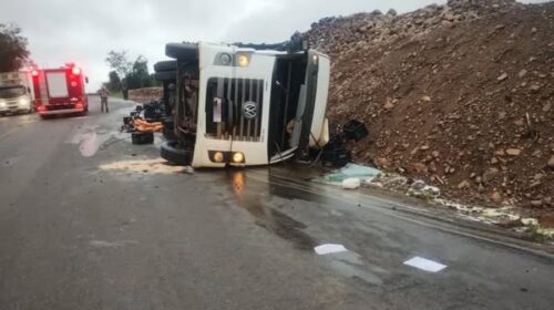 CAMINHÃO TOMBA E DUAS PESSOAS FICAM FERIDAS NA ERS-431, FARIA LEMOS, EM BENTO GONÇALVES