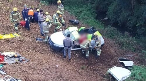 ACIDENTE DEIXA CASAL PRESO ÀS FERRAGENS NA ERS-122, EM FARROUPILHA