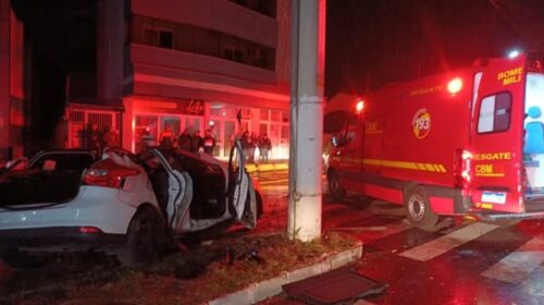 ACIDENTE DE TRÂNSITO DEIXA TRÊS FERIDOS APÓS VEÍCULO ATINGIR UM POSTE NO SÃO ROQUE, EM BENTO GONÇALVES