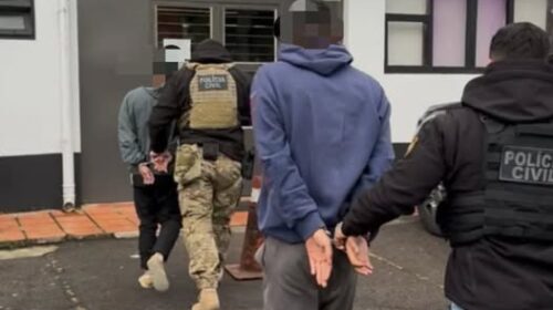 POLÍCIA CIVIL PRENDE DOIS HOMENS COMERCIALIZANDO DROGAS A  APROXIMADAMENTE 100 METROS DE UMA ESCOLA NO OURO VERDE, EM BENTO GONÇALVES