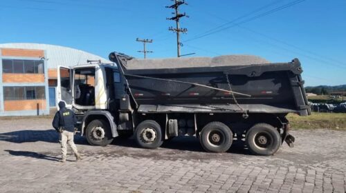PRF FLAGRA CAMINHÃO COM MAIS DE 16 TONELADAS DE EXCESSO DE PESO NA BR 470, EM VILA FLORES