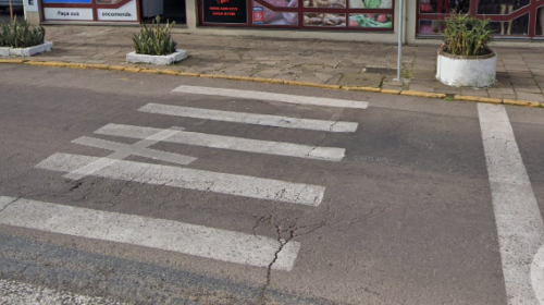 Homem quase é atropelado na faixa de pedestre por ônibus da Linha Urbana de Bento
