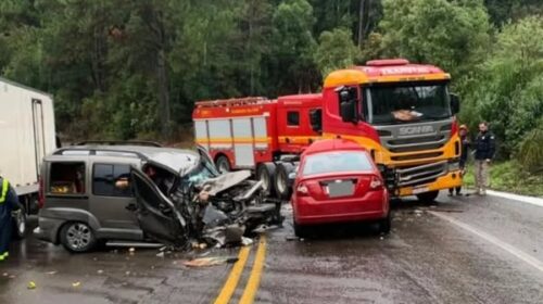 COLISÃO ENTRE CAMINHÃO E DOIS CARROS DEIXA FERIDOS NA BR 116, EM SÃO MARCOS
