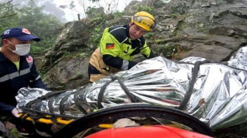 BOMBEIROS MILITAR RESGATAM MULHER QUE ESTAVA DESAPARECIDA EM ÁREA DE MATA, EM CANELA
