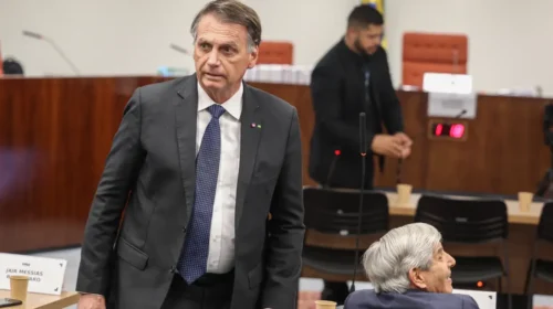 PF cumpre mandados contra o ex-presidente Jair Bolsonaro