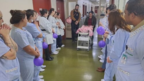Nascida prematura, Helena recebe alta após 166 dias internada no Hospital Tacchini, em Bento
