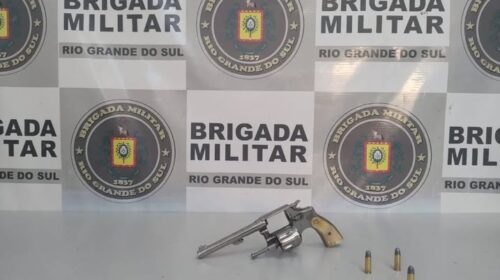 BRIGADA MILITAR PRENDE DOIS HOMENS POR PORTE ILEGAL DE ARMA DE FOGO NO CENTENÁRIO, EM CAXIAS DO SUL