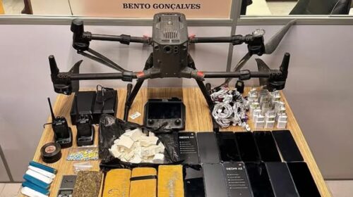 BRIGADA MILITAR PRENDE DOIS HOMENS E APREENDE DRONES, DROGAS E CELULARES, EM BENTO GONÇALVES
