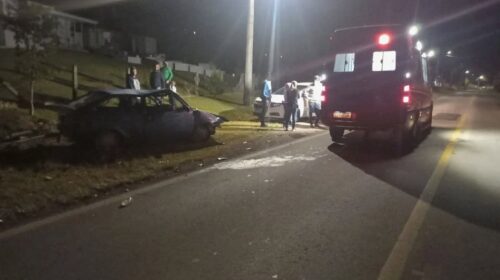 JOVEM FICA FERIDO APÓS VEÍCULO SAIR DE PISTA NO ERS-444, VALE DOS VINHEDOS, INTERIOR DE BENTO GONÇALVES