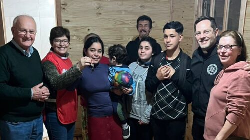 Cáritas Diocesana e Cáritas Cristo Operário se unem e entregam casa para família em vulnerabilidade social