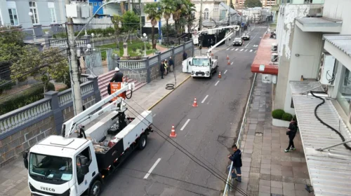 Fios inutilizados são removidos no centro de Bento Gonçalves