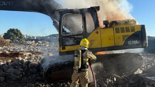 CORPO DE BOMBEIROS COMBATE INCÊNDIO EM ESCAVADEIRA HIDRÁULICA NA LINHA SALGADO, EM BENTO