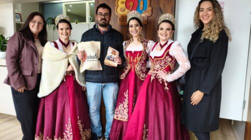 Corte da Oktoberfest de Maratá visita Rádio Difusora e convida comunidade para a festa