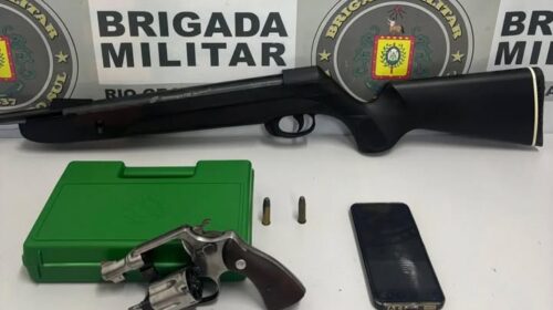 4° BPCHQ PRENDE CASAL, UM MANDADO DE PRISÃO E APREENSÃO DE ARMA DE FOGO, EM CAXIAS DO SUL