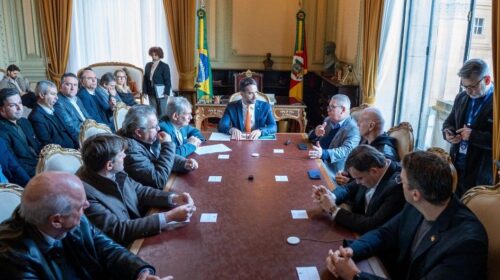 Eduardo Leite anuncia crédito de R$ 100 milhões para exportadores gaúchos atingidos por tarifa anunciadas pelos EUA