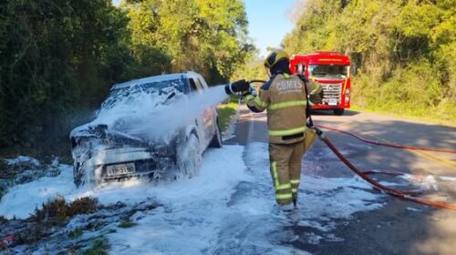 CORPO DE BOMBEIROS MILITAR COMBATE INCÊNDIO EM VEÍCULO NA ERS-431, EM FARIA LEMOS, INTERIOR DE BENTO GONÇALVES