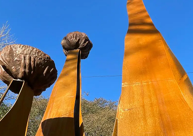 Monumento em homenagem à solidariedade é inaugurado na Praça Achylles Mincarone, em Bento Gonçalves