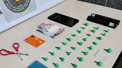 BRIGADA MILITAR PRENDE DOIS HOMENS POR TRÁFICO DE DROGAS E ADULTERAÇÃO DE SINAL DE VEÍCULO EM NOVA PRATA