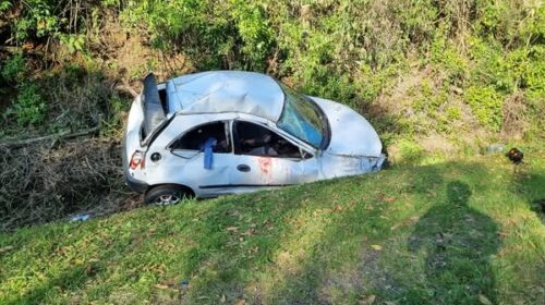 HOMEM FICA GRAVEMENTE FERIDO APÓS VEÍCULO SAIR DA PISTA NA BR 470, BAIRRO SÃO ROQUE, EM BENTO GONÇALVES